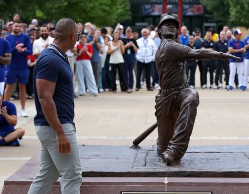 Adrian Beltré tiene su estatua en Texas