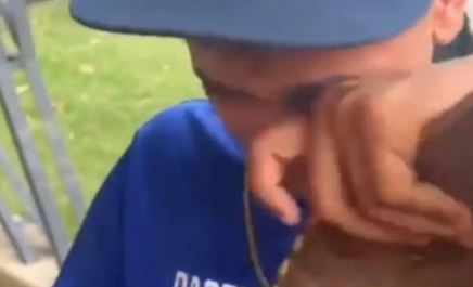 Joven Venezolano se va en llantos tra firmar con equipo de MLB llama a su madre y le dice por fin te sacare de la pobreza