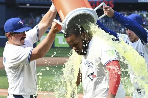 Vladimir Guerrero Jr conecta el 19 y enciende Toronto